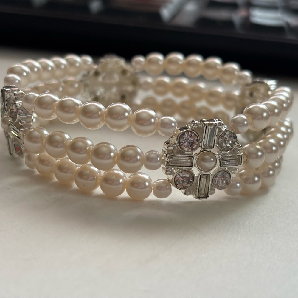 💗💗💗Vintage estate sale possible pearls, UNTESTED, with Crystal like Flower - Picture 4 of 5